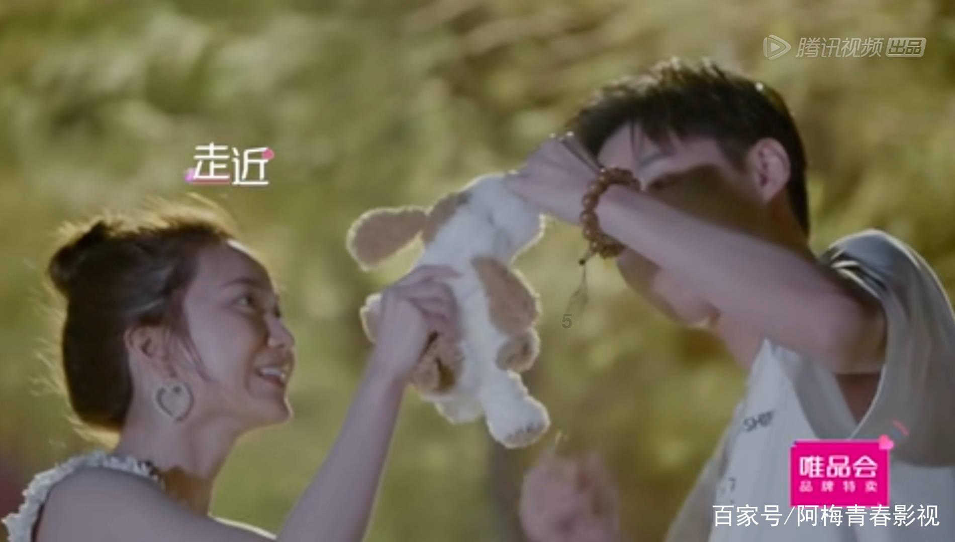 男孩得了奖状后一路展示 ,“奖状之大,小小书包装不下”